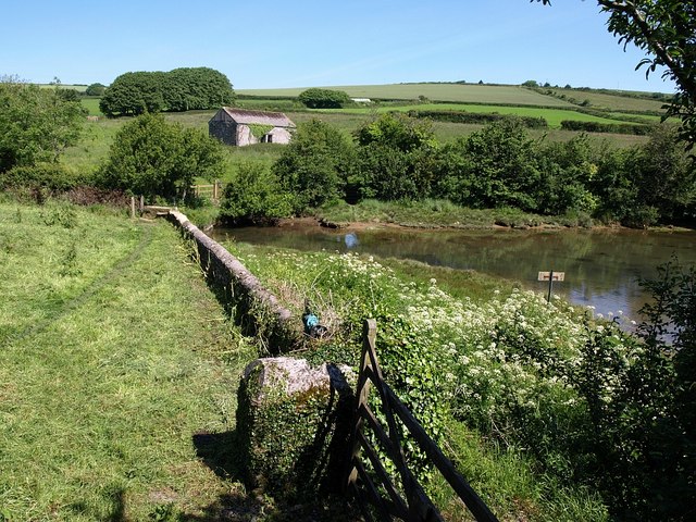 File:Frogmore Creek - geograph.org.uk - 836588.jpg