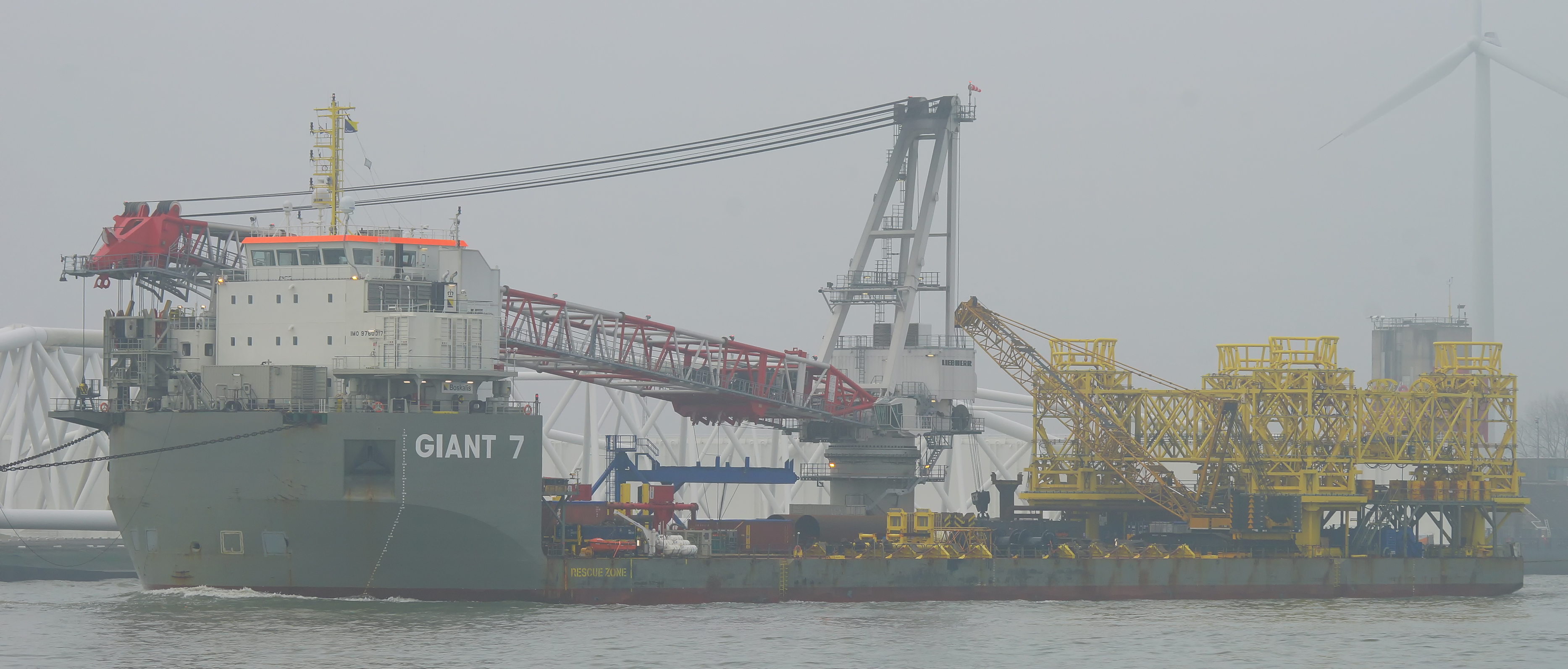 Гигант 7. Port Crane Liebherr.