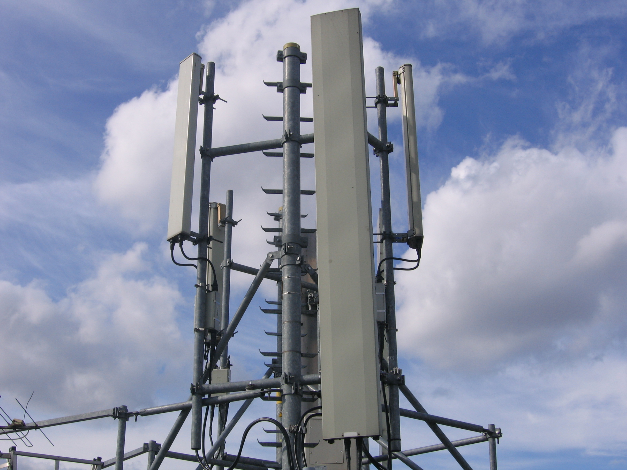 File:Antenas 4g.jpg - Wikimedia Commons