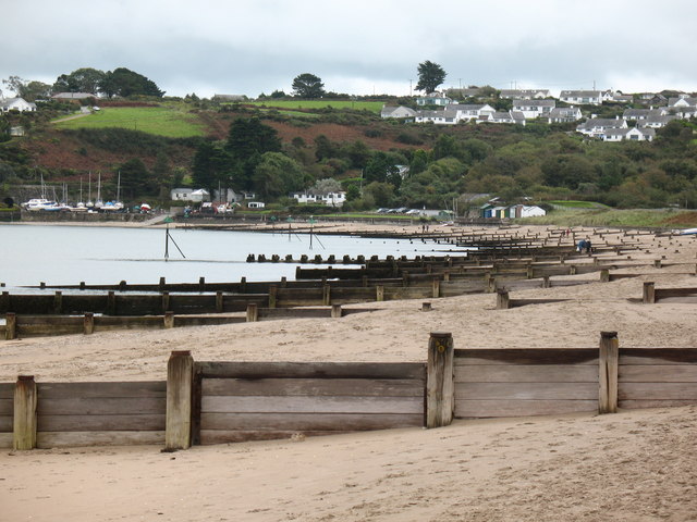 File:Groynes on the beach - geograph.org.uk - 1006332.jpg