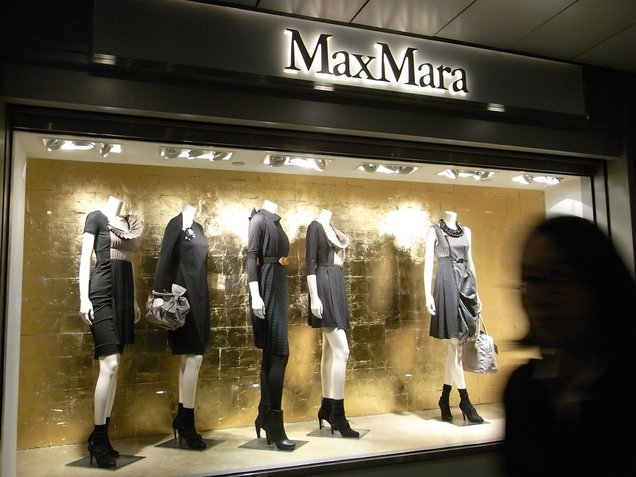 File:HK Prince's Building 太子大廈 MaxMara shop window.JPG 