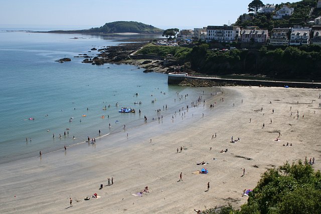 File:Looe Beach - geograph.org.uk - 208199.jpg