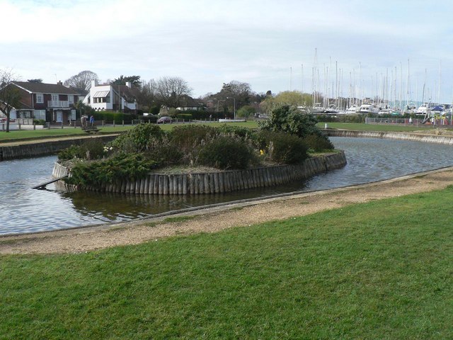 File:Lymington, Bath Road Recreation Ground pond - geograph.org.uk - 710447.jpg