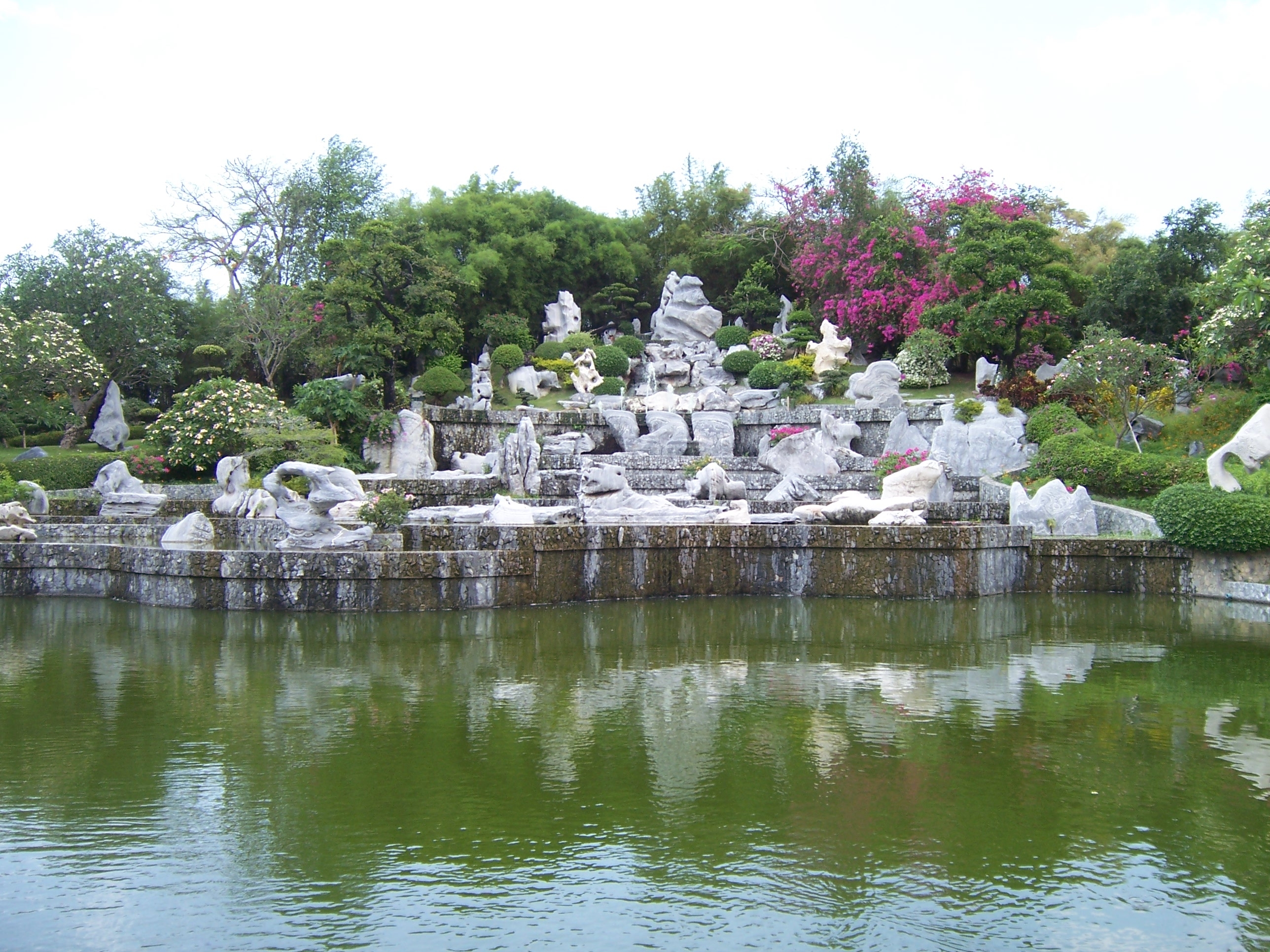 Stone park. Сад миллионолетних камней Паттайя. Тайланд сад миллионолетних камней. Парк миллионолетних камней в Паттайе. Паттайя парк миллионолетних камней и крокодиловая ферма.