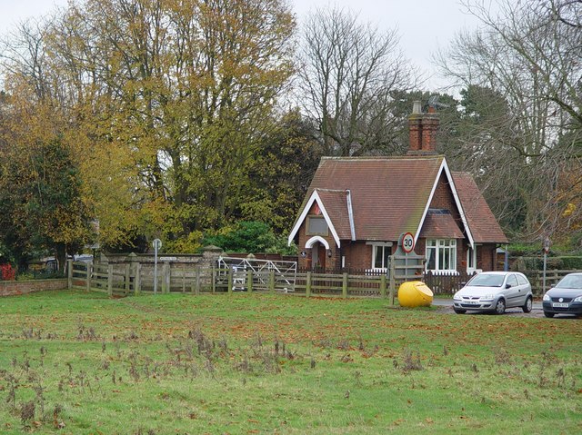 File:Newbegin Gate - geograph.org.uk - 624223.jpg