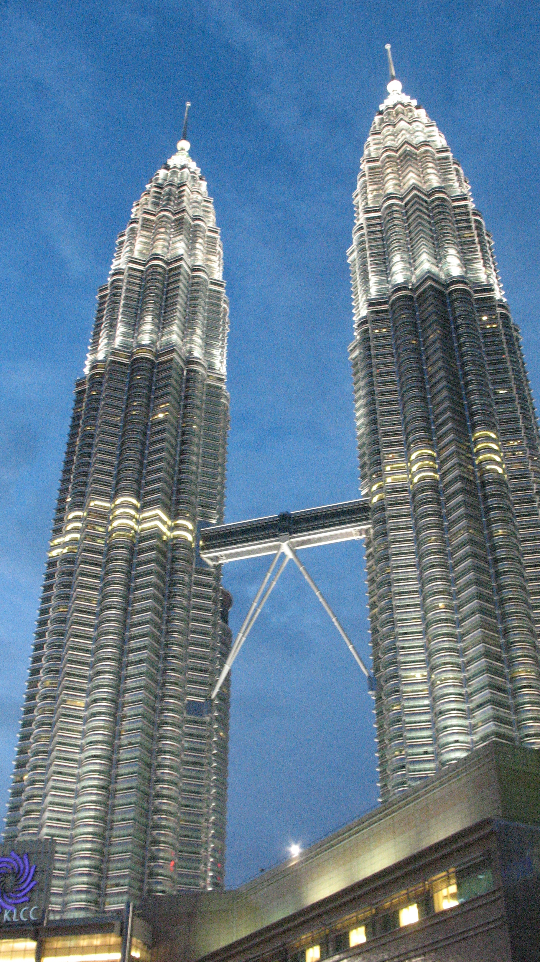 File:Petronas Twin Tower KLCC.JPG - Wikimedia Commons