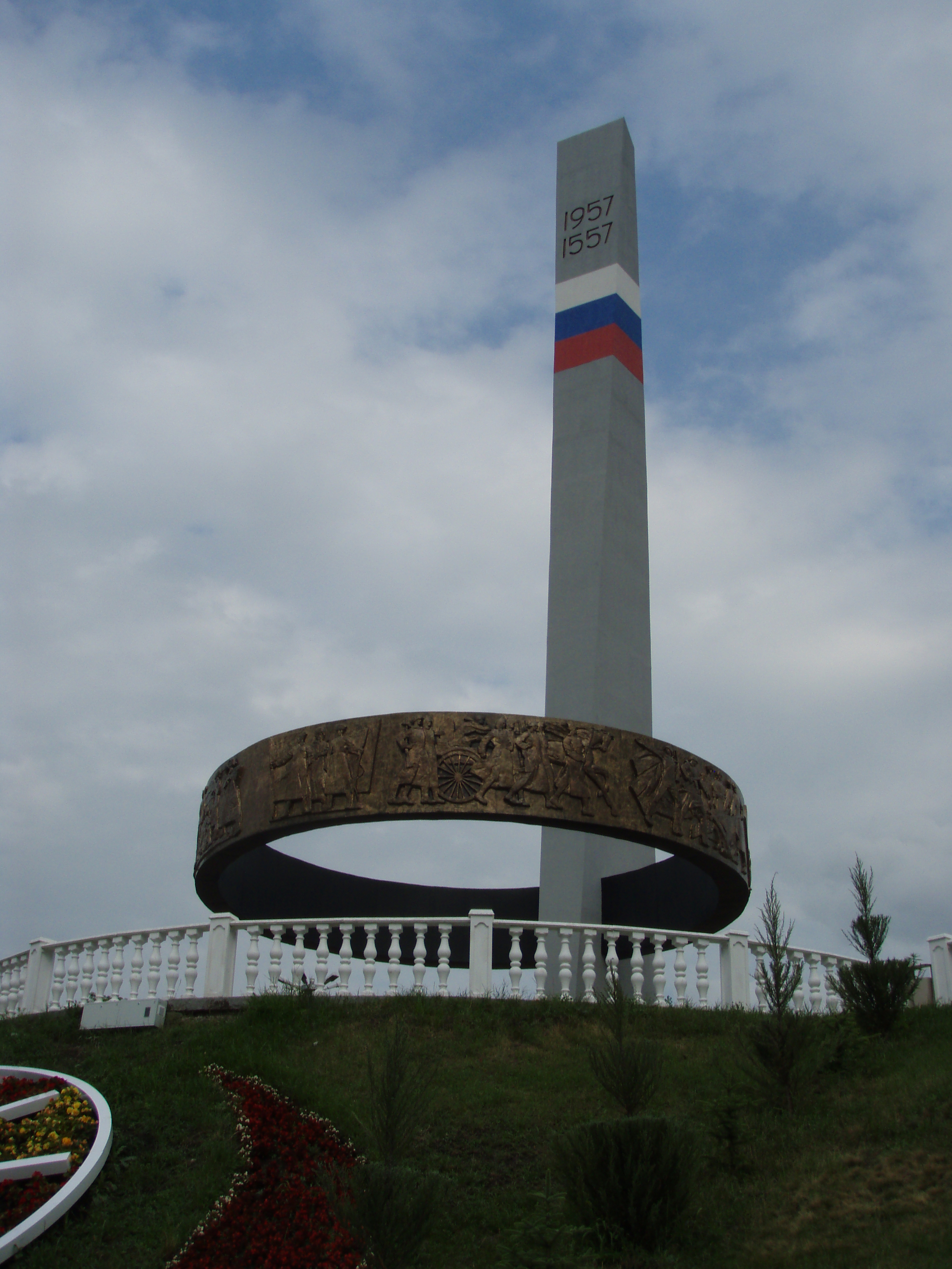 Монумент дружбы народов снг. Стелла дружбы народов Черкесск. Памятник дружбы народов Черкесск. Стелла монумент дружбы народов. Монумент дружбы три сестры.