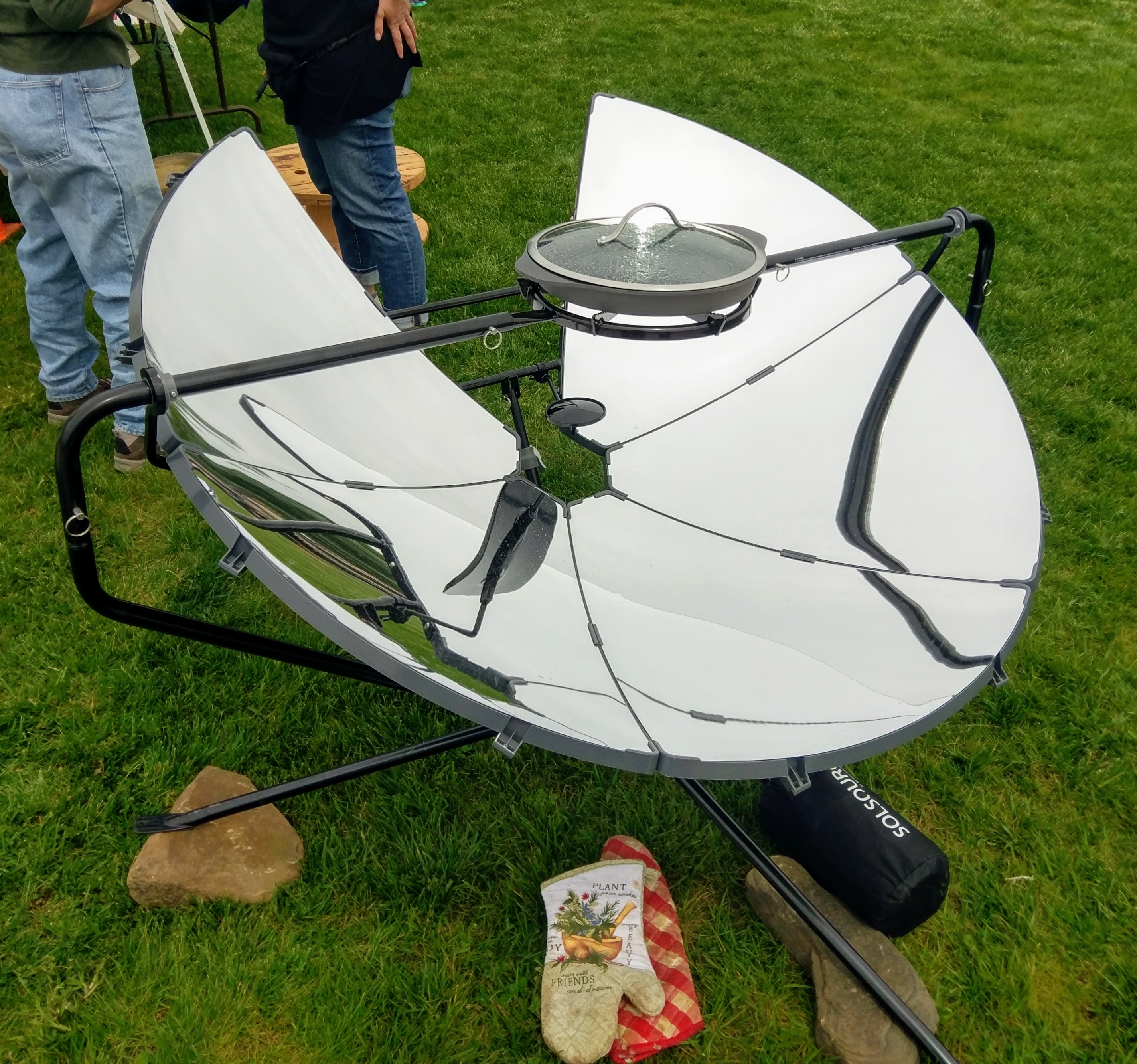 https://upload.wikimedia.org/wikipedia/commons/9/9c/SolSource_solar_cooker.jpg