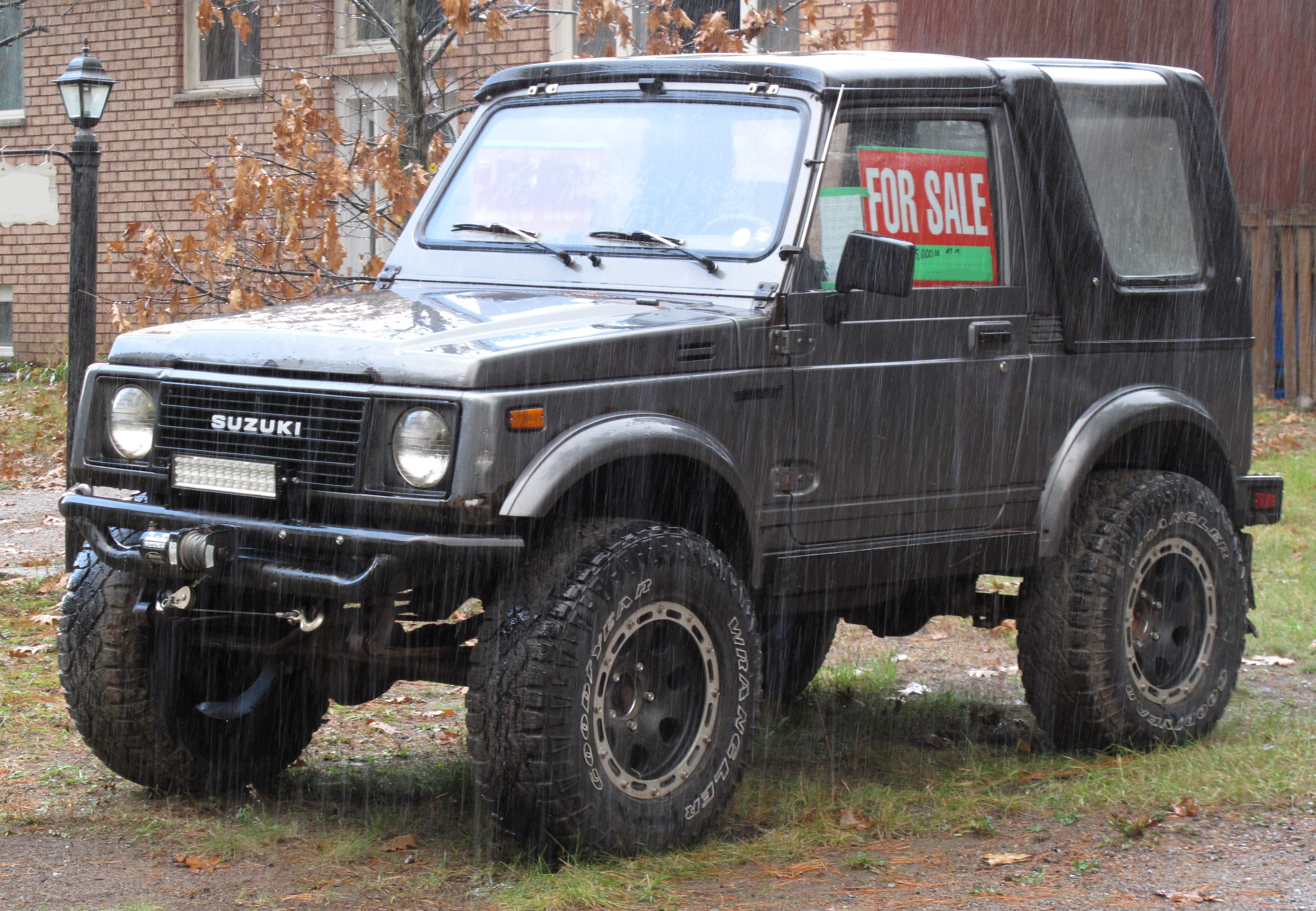 https://upload.wikimedia.org/wikipedia/commons/9/9c/Suzuki_Samurai%2C_Front_Left%2C_10-23-2021.jpg