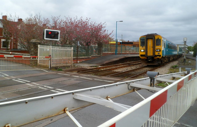 File:Train approaches Glanmor Road level crossing, Llanelli - geograph.org.uk - 2890885.jpg