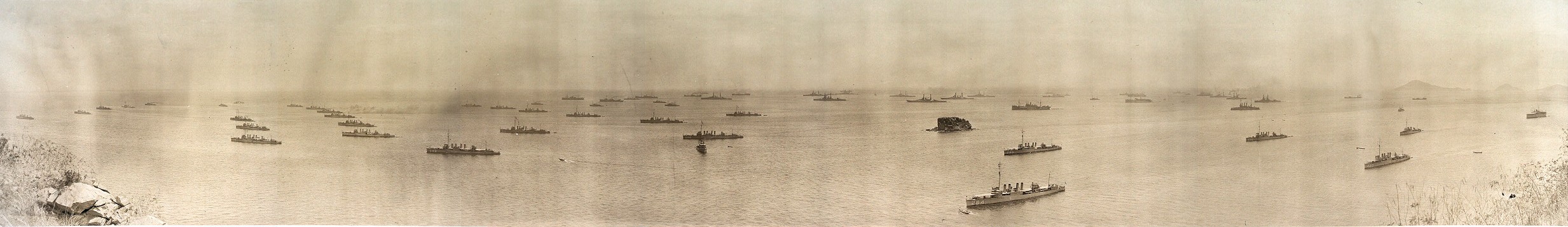 U.S._fleet_off_of_coast_of_Panama_1906.jpg