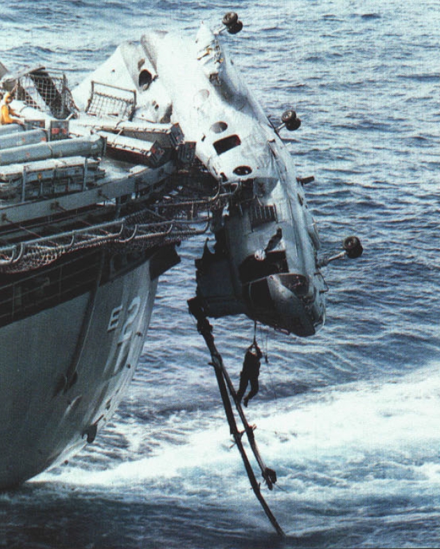 UH-46_crash_on_USS_Suribachi_%28AE-21%29_in_September_1992.jpg