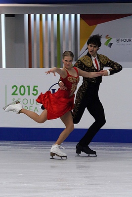 Bailarines Weaver y Poje (Canadá).  Detrás - identidad y logo del campeonato