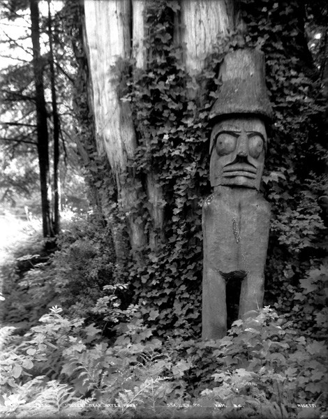 File:"Totem near Otter Pond", Stanley Park, Vancouver, B.C..jpg