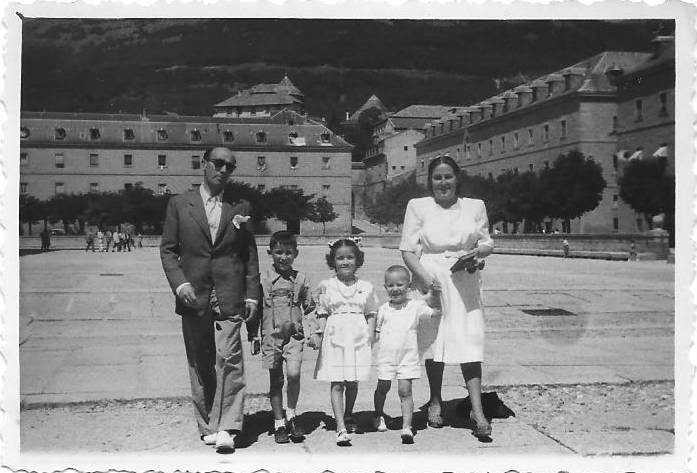File:1933 Abuelito y Mamá Gracia con mamá en Marmolejo 07.jpg