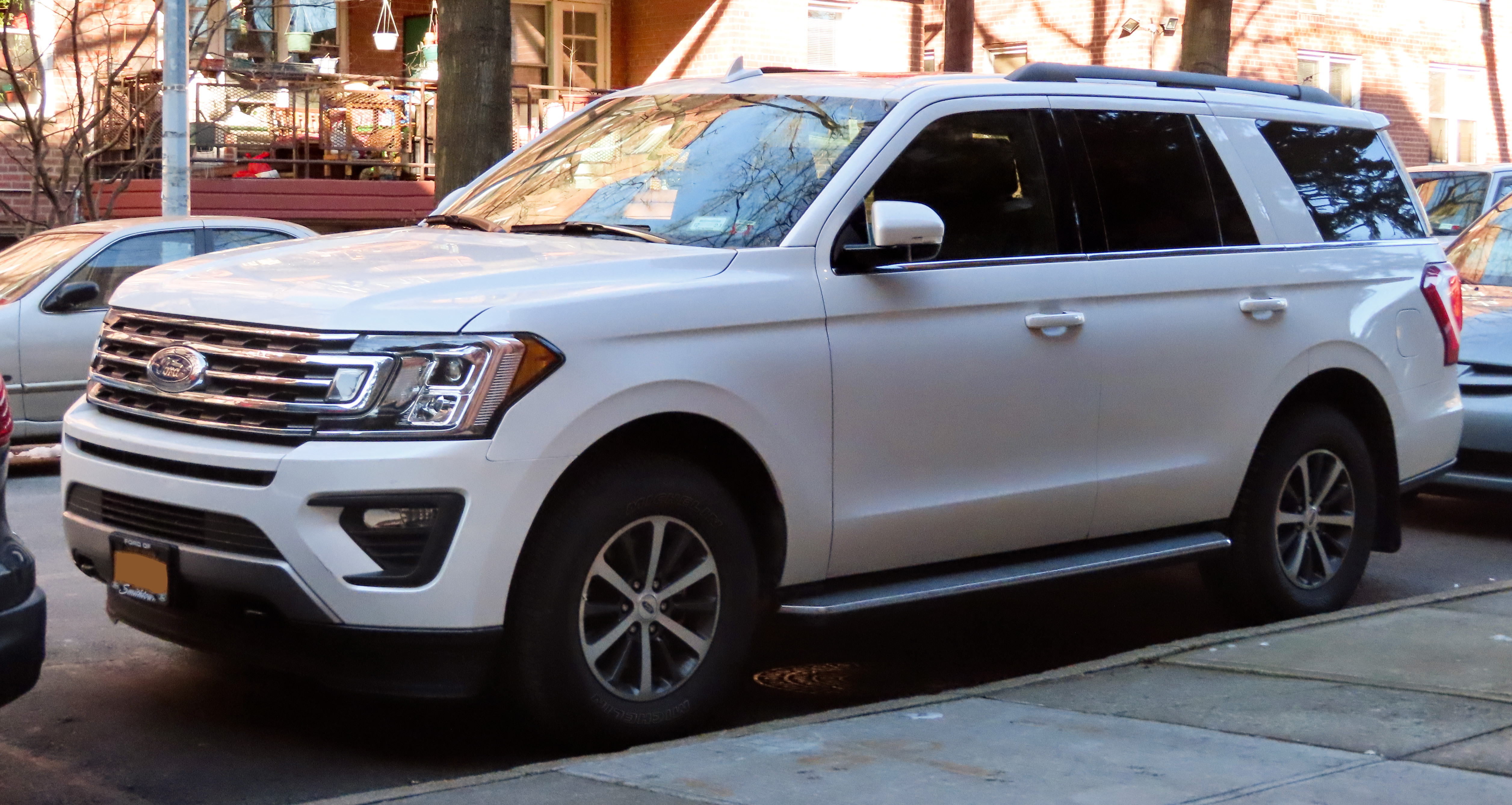 White Ford Expedition