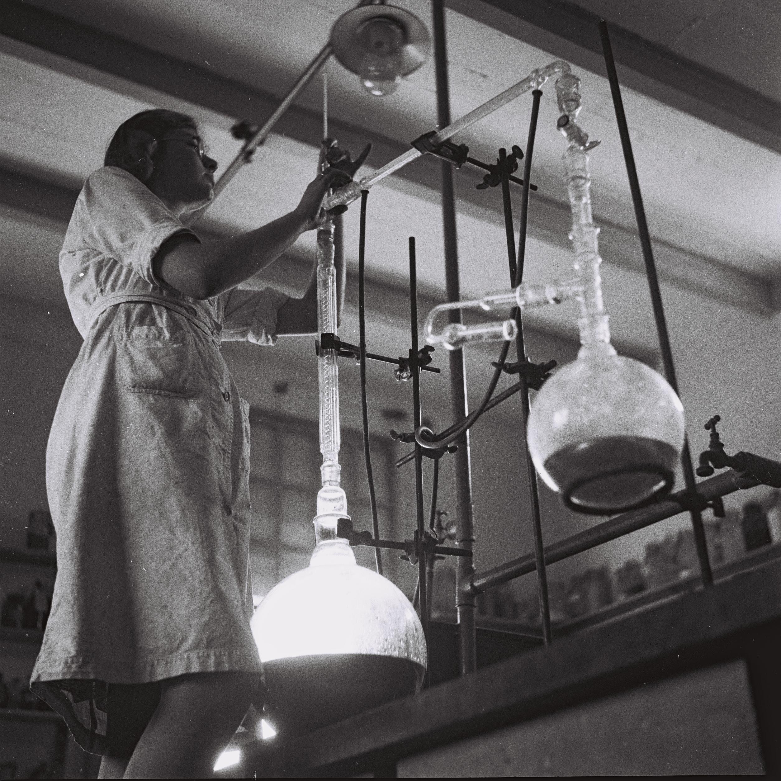 A WORKER AT THE "FRUTAROM" CHEMICAL FACTORY IN HAIFA. תעשייה. בצילום, פועלת במפעל לכימיקלים "פרוטרום" בחיפה.D834-021.jpg