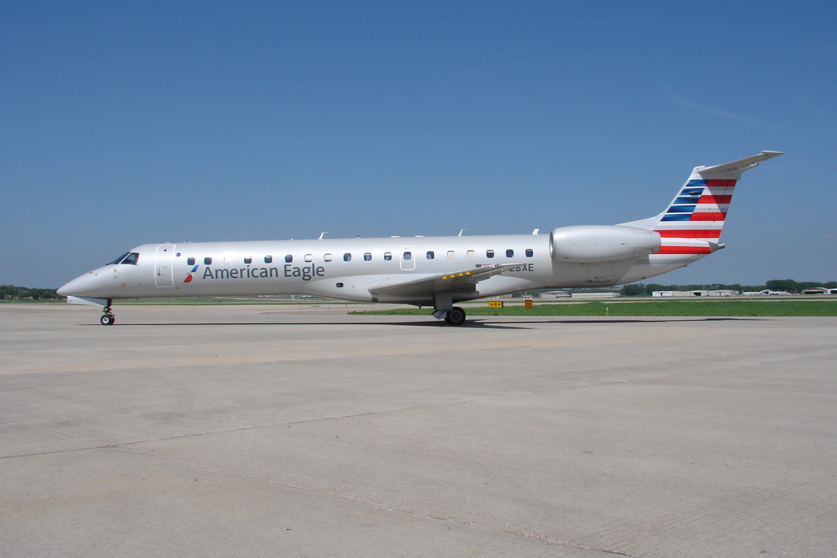 American Eagle EMB-145LR (N928AE) @ MSN (8816076869).jpg