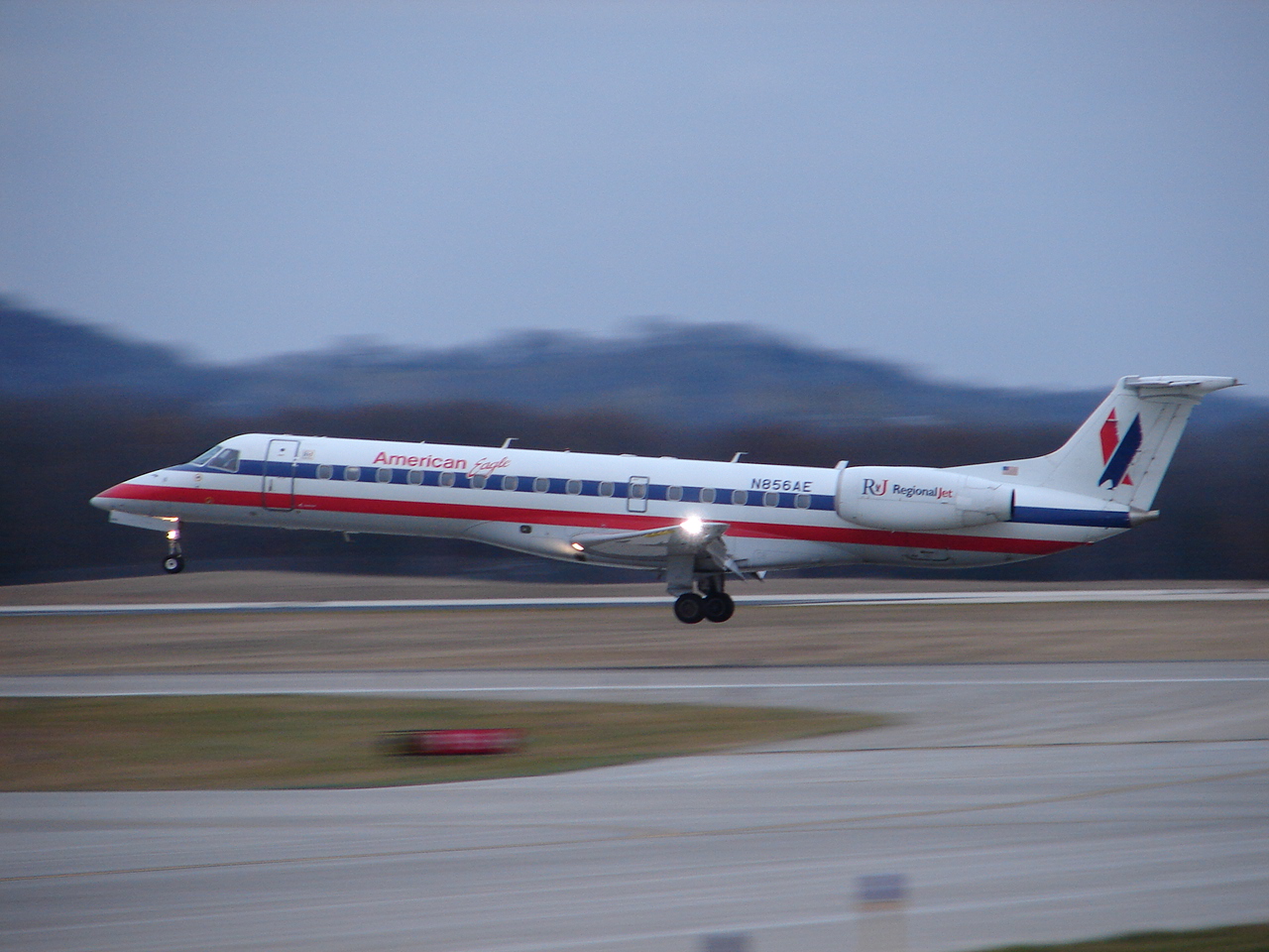 American Eagle ERJ-140 (300517387).jpg