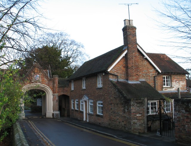 File:Archway and House, Church Yard, Tring - geograph.org.uk - 1596903.jpg