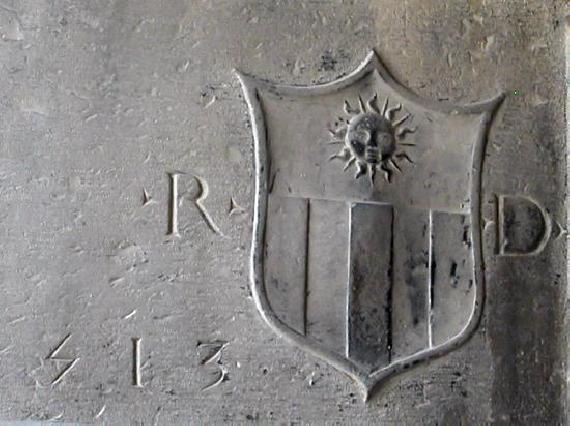 File:Armorial de droite de la plaque.jpg