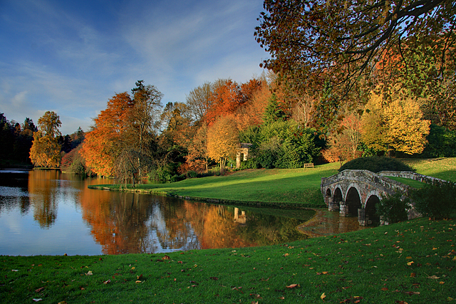 https://upload.wikimedia.org/wikipedia/commons/9/9d/Autumn_Colours_-_Stourhead_-_geograph.org.uk_-_1044997.jpg