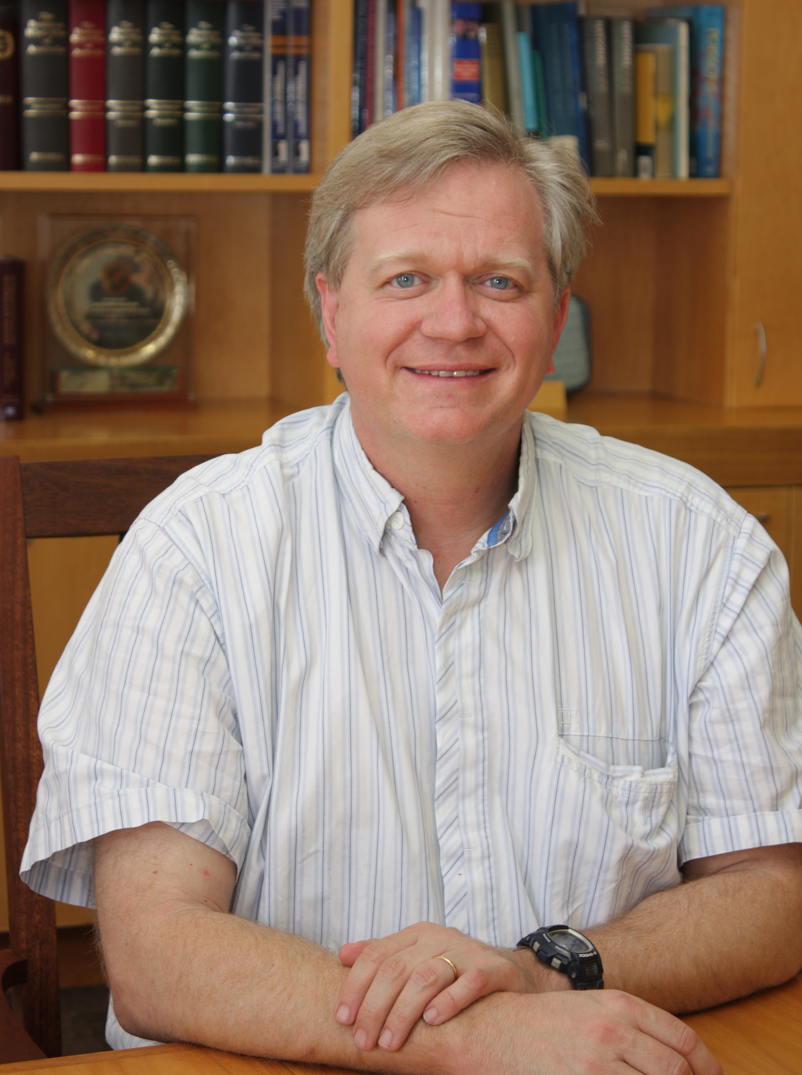 Brian P. Schmidt recibiendo el Premio Shaw de astronomía en 2006 por el descubrimiento de la aceleración en la expansión del universo.