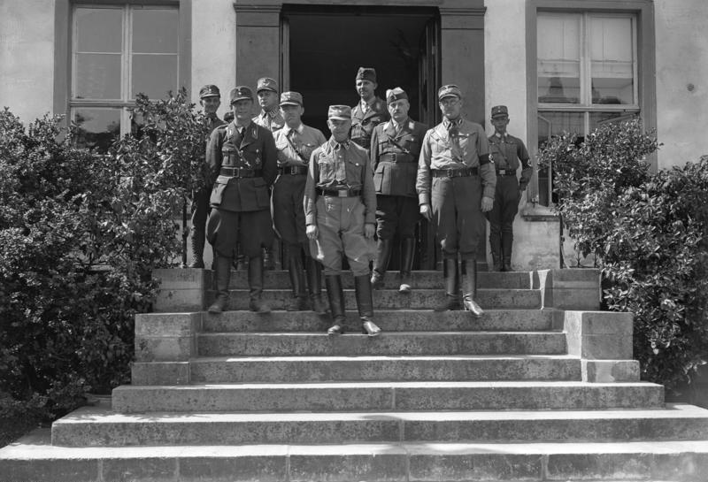 File:Bundesarchiv B 145 Bild-P049605, Schloss Harnekop, SA-Führerschule.jpg