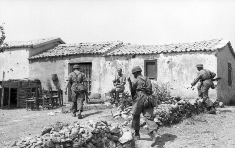 File:Bundesarchiv Bild 101I-166-0508-14, Kreta, Fallschirmjäger vor Gebäude.jpg