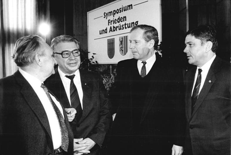 Georg Grasnick (2. von links) mit [[Egon Bahr