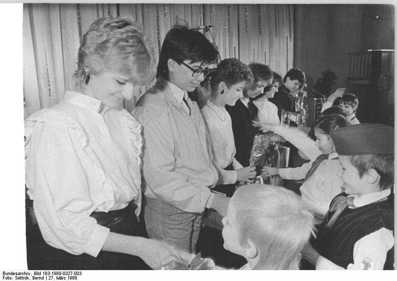 File:Bundesarchiv Bild 183-1988-0327-003, Berlin, Jugendweihe, Feierstunde.jpg