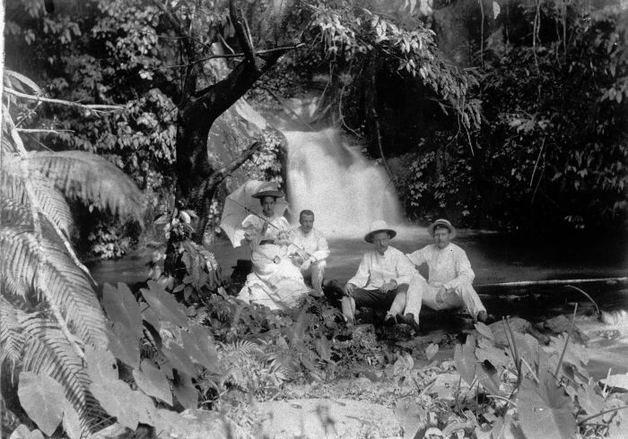 File:COLLECTIE TROPENMUSEUM Groepsportret tijdens een uitstapje naar een waterval TMnr 60008762.jpg