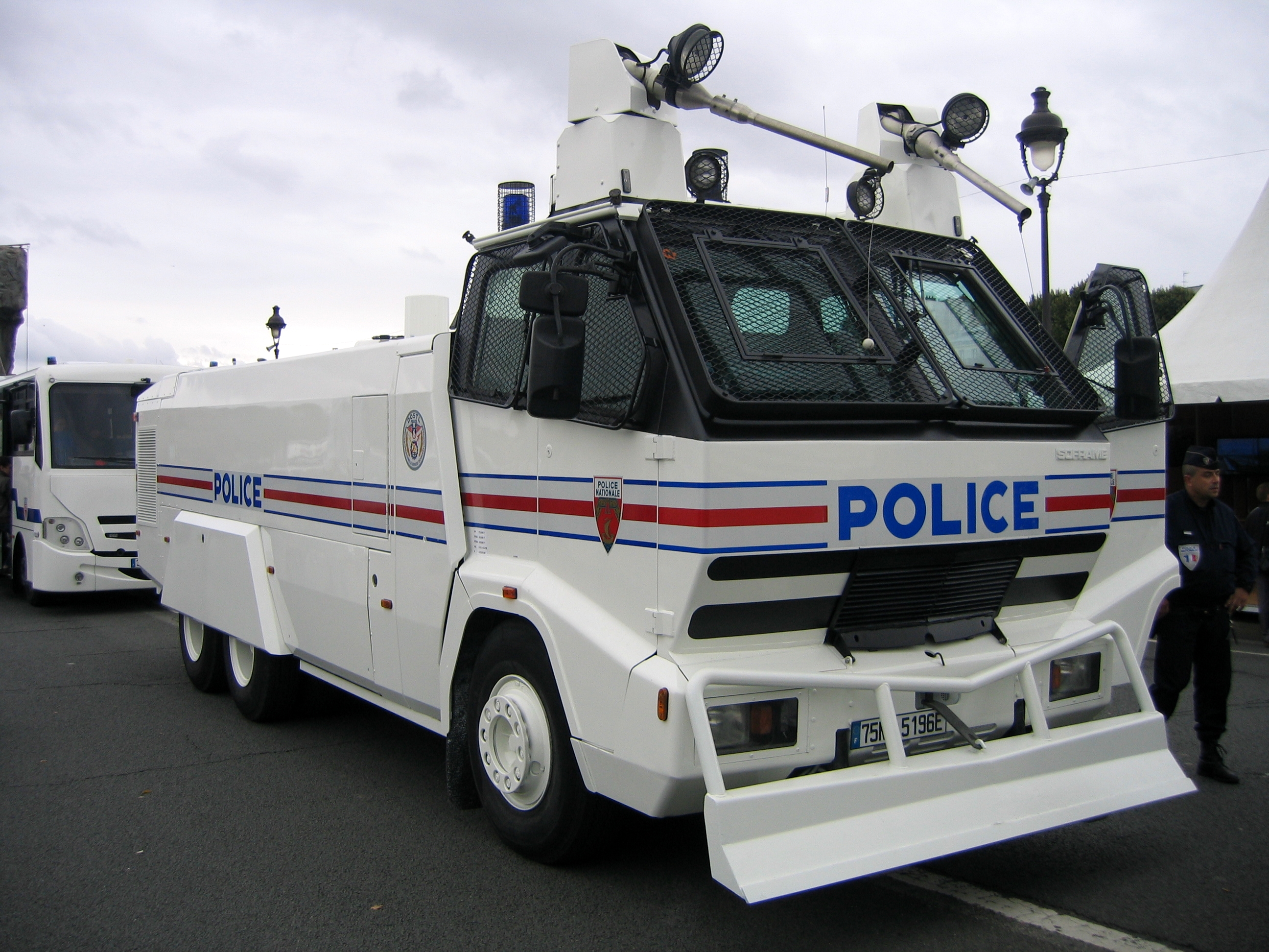 File:Camion canon à eau Police-CRS à Paris - 1.jpg - Wikipedia