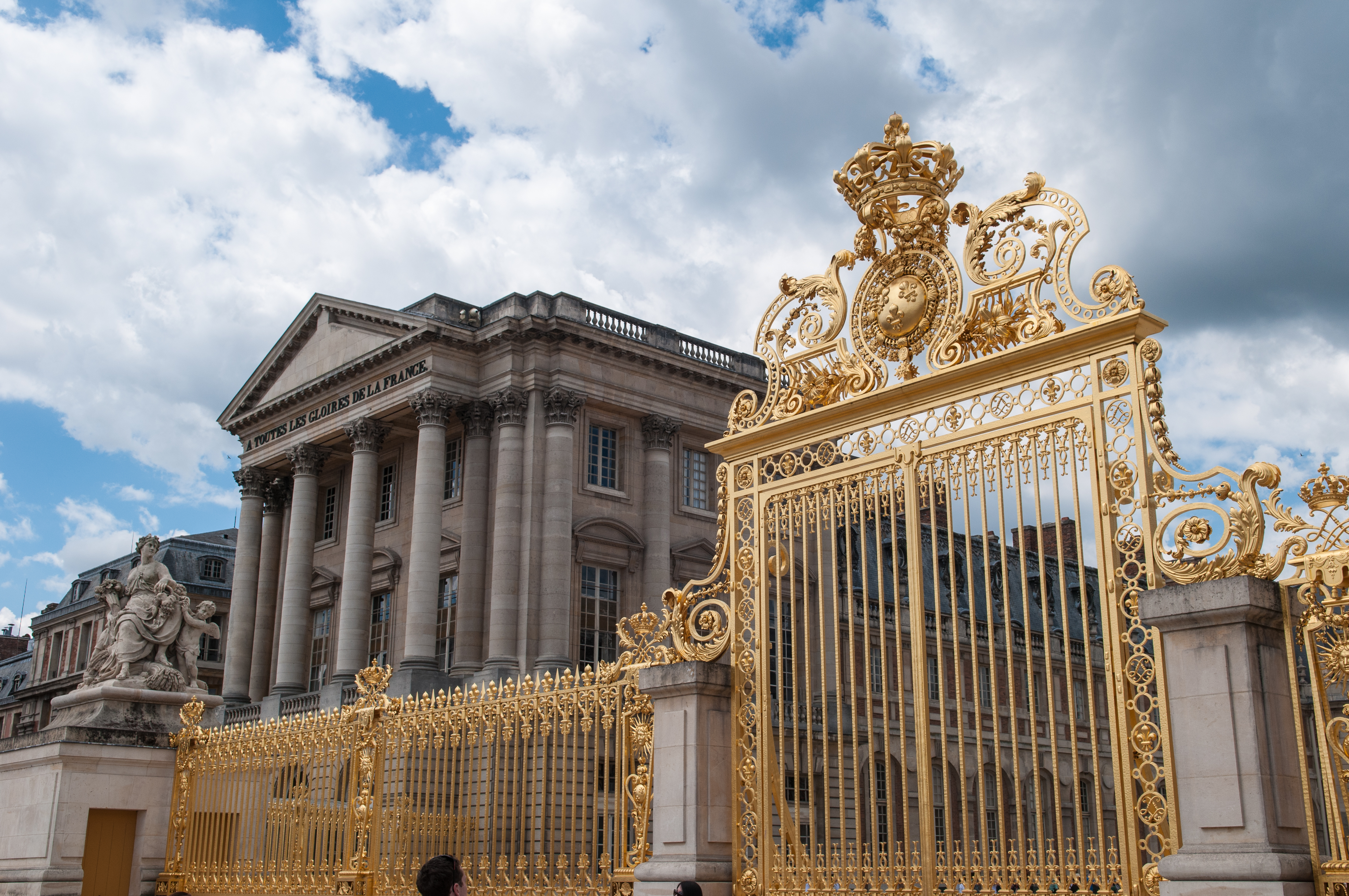 Версаль келісім. Версальский дворец ворота. Версаль Франция ворота. Королевские ворота Версальского дворца. Главный дворец в Версале.