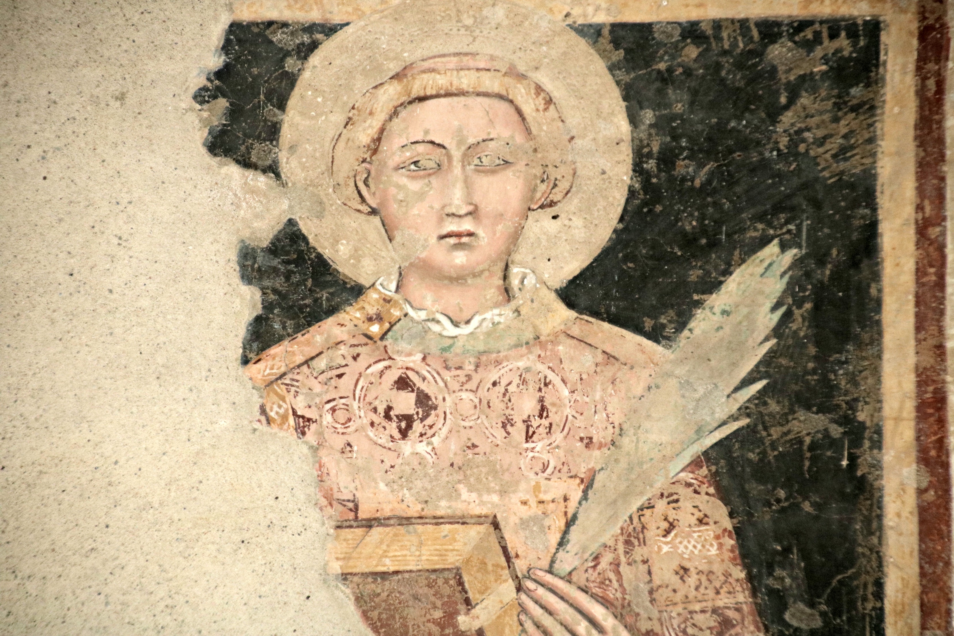 Affreschi tra due altari con un'angelo e una Resurrezione (dettaglio dell'angelo), Interno della chiesa di San Francesco, Lucignano