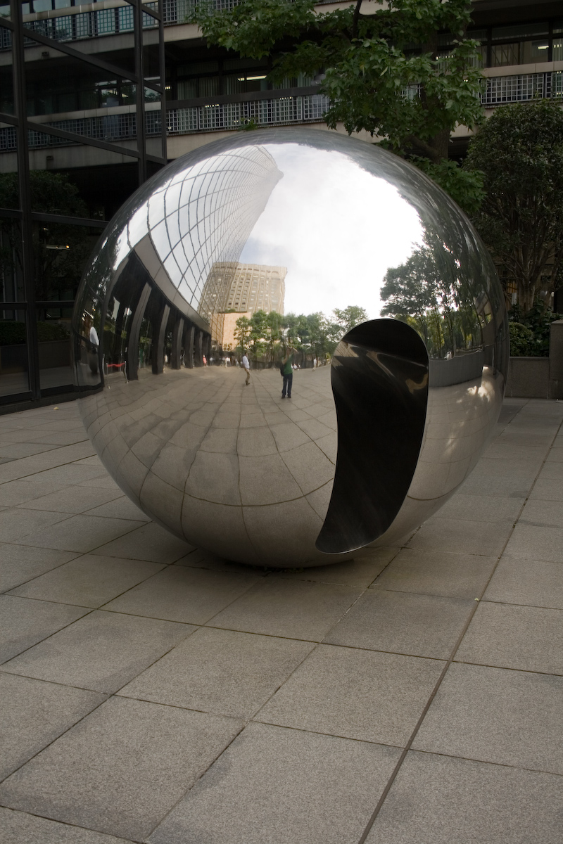 Chrome_ball_in_Ginza.jpg