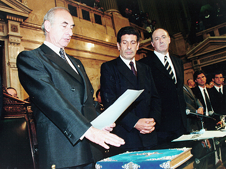 File:De la Rúa jura como presidente.jpg