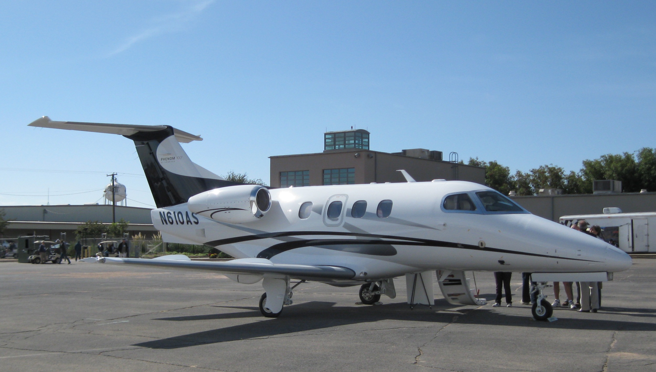 Discover the Embraer Phenom 100: Reliability, Efficiency and Luxury in a Light Business Jet