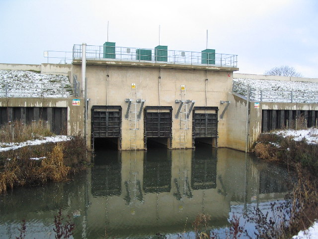 File:Flood barrier on River Eye - geograph.org.uk - 96062.jpg