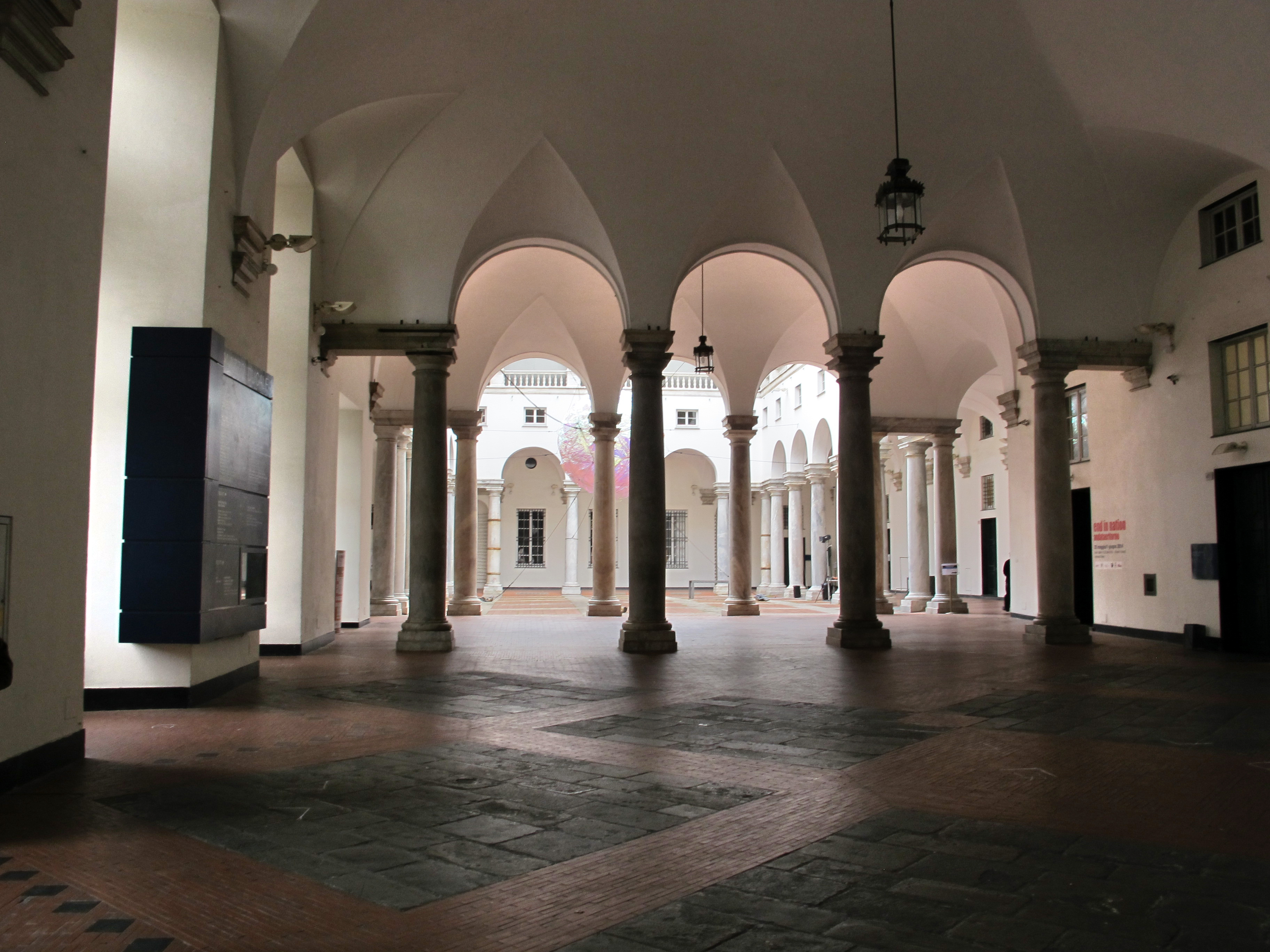 File:Genova, palazzo ducale, cortile 01.JPG - Wikimedia Commons