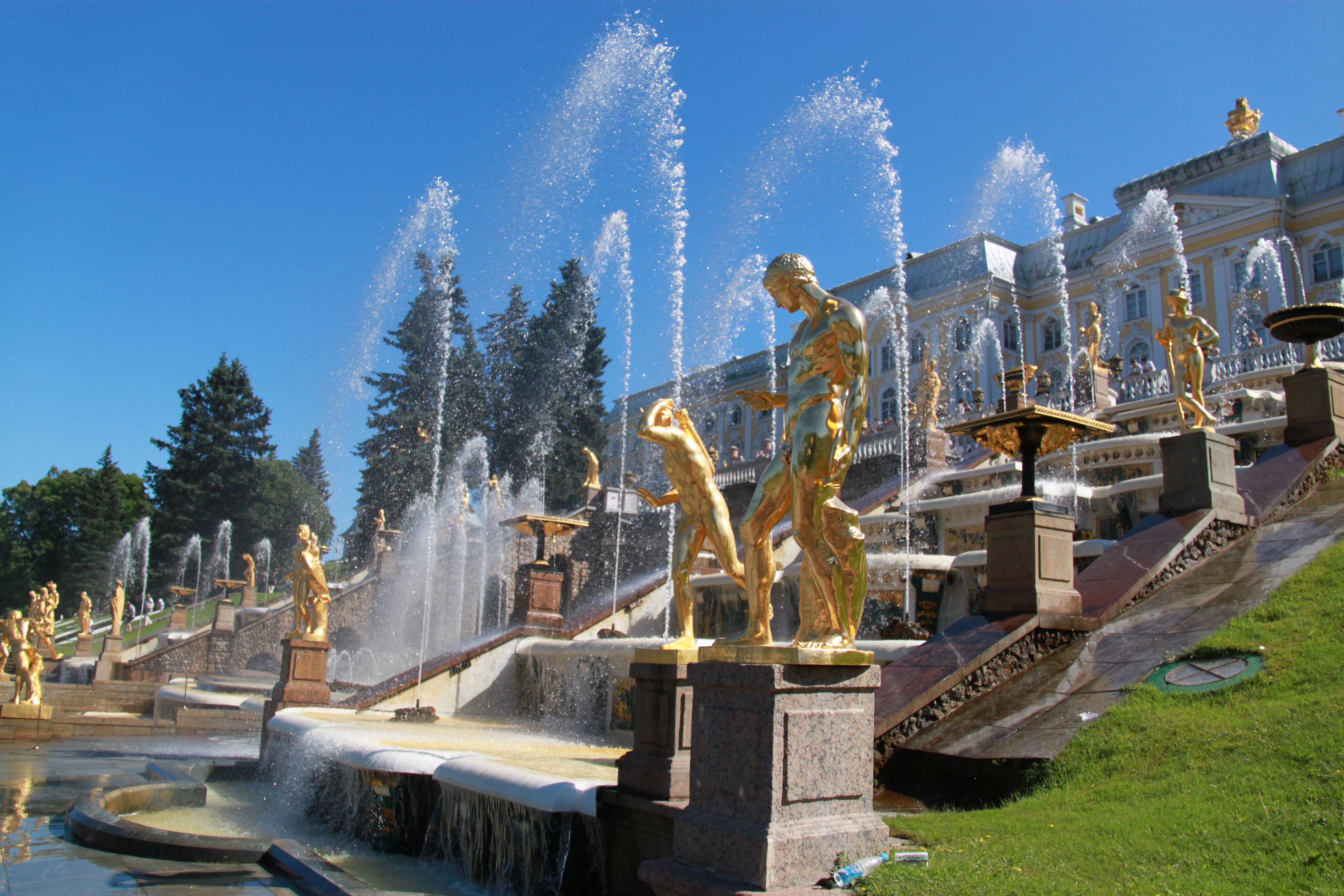 Первого мая 3 петергоф. Grand Cascade of Peterhof. The Grand Cascade in Peterhof. Петергоф в мае. Хрустальная колонна в Петергофе.