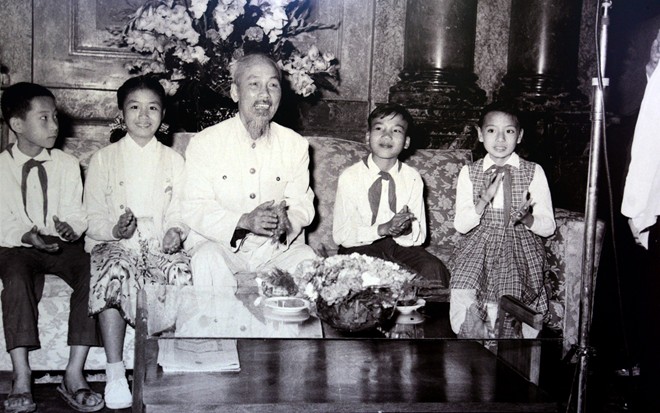 File:Ho-chi-Minh with children (4).jpg