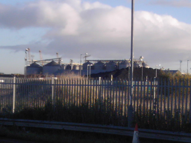 File:Hoppers and Silos - geograph.org.uk - 76877.jpg