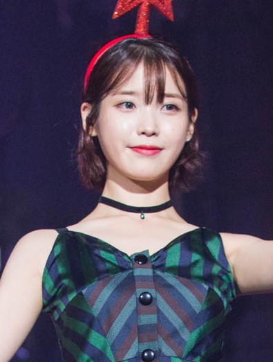 File:IU at "24 Steps - One, Two, Three, Four" concert, 3 December 2016 01.jpg