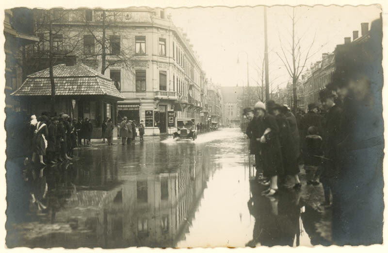 File:Maastricht, Stationsstraat, 1926 hoogwater (3).jpg