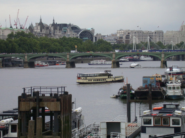 File:Manoeuvring on the Thames - geograph.org.uk - 911796.jpg