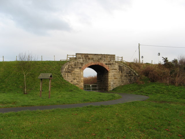 File:Old Railway Bridge, Garmouth - geograph.org.uk - 279705.jpg