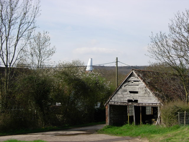 File:Old Wagon Lodge and Scollops Oast House - geograph.org.uk - 160119.jpg