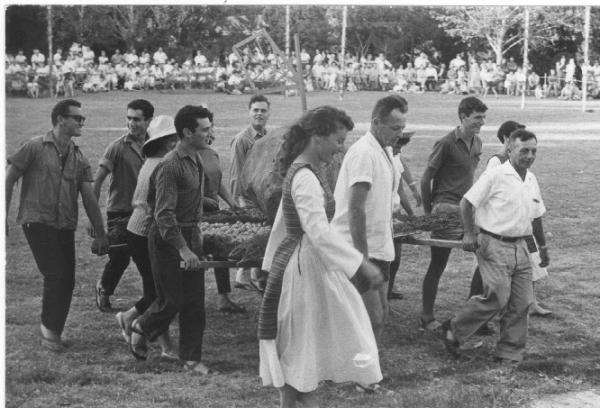 File:PikiWiki Israel 145 Kibbutz Harvest Celebration חג ביכורים בקיבוץ.Jpg