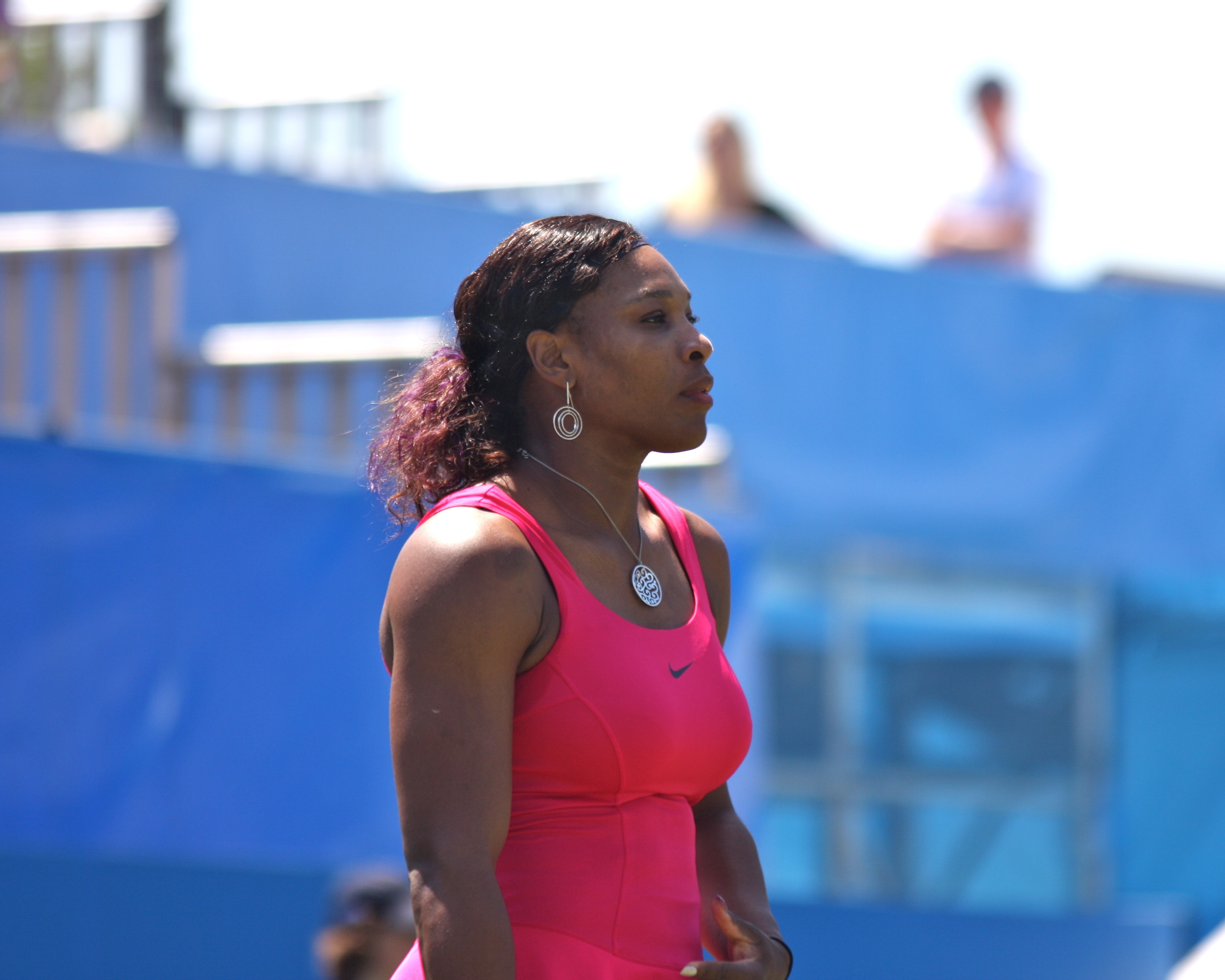 File:Serena Williams - aquecendo para o seu primeiro jogo das olimpíadas (  simples feminino ).jpg - Wikimedia Commons